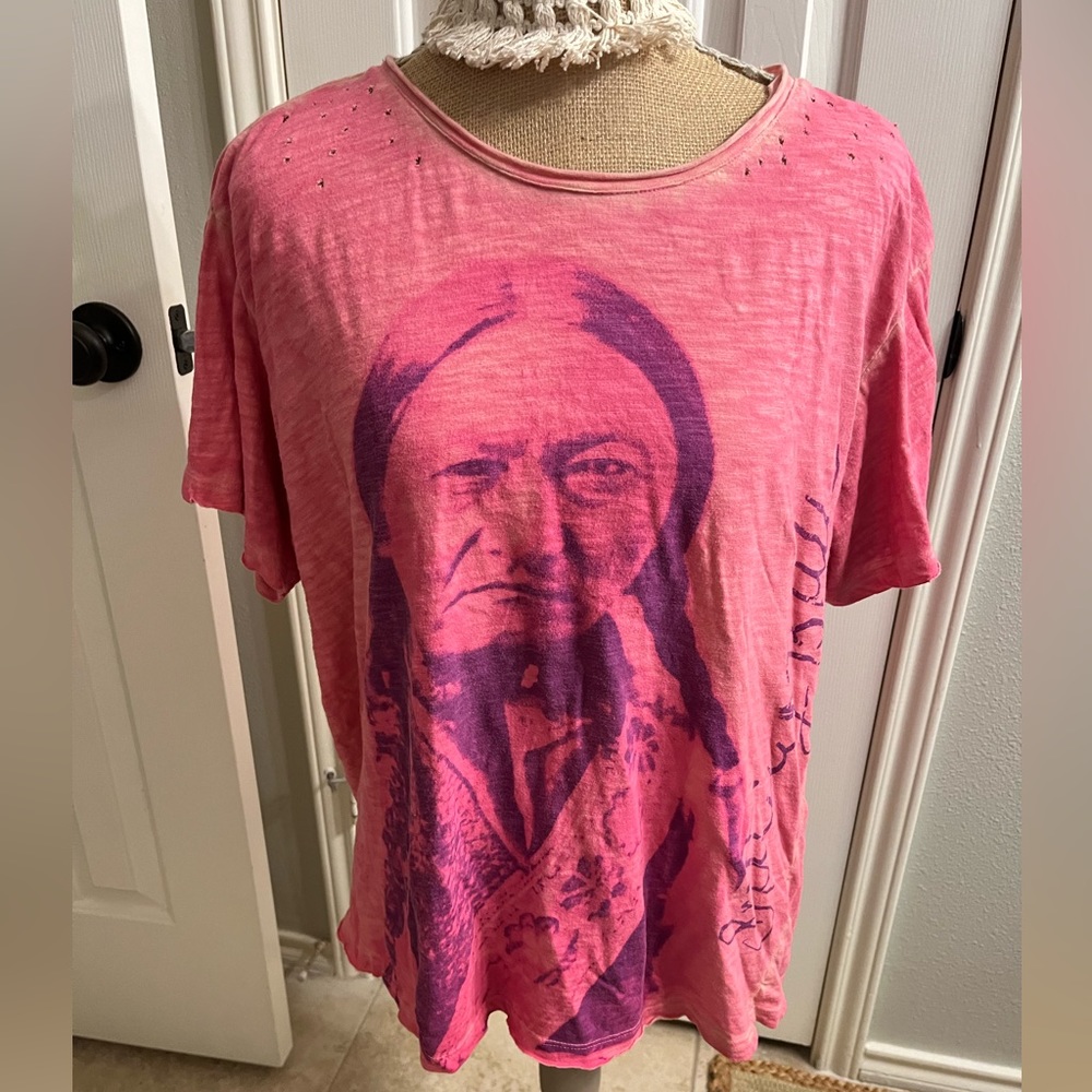Magnolia Pearl sitting bull tee